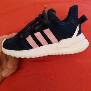 ADIDAS TODLER GIRLS SNIKERS.SZ::6K. U-path  run shoes. Black &pink exelent used